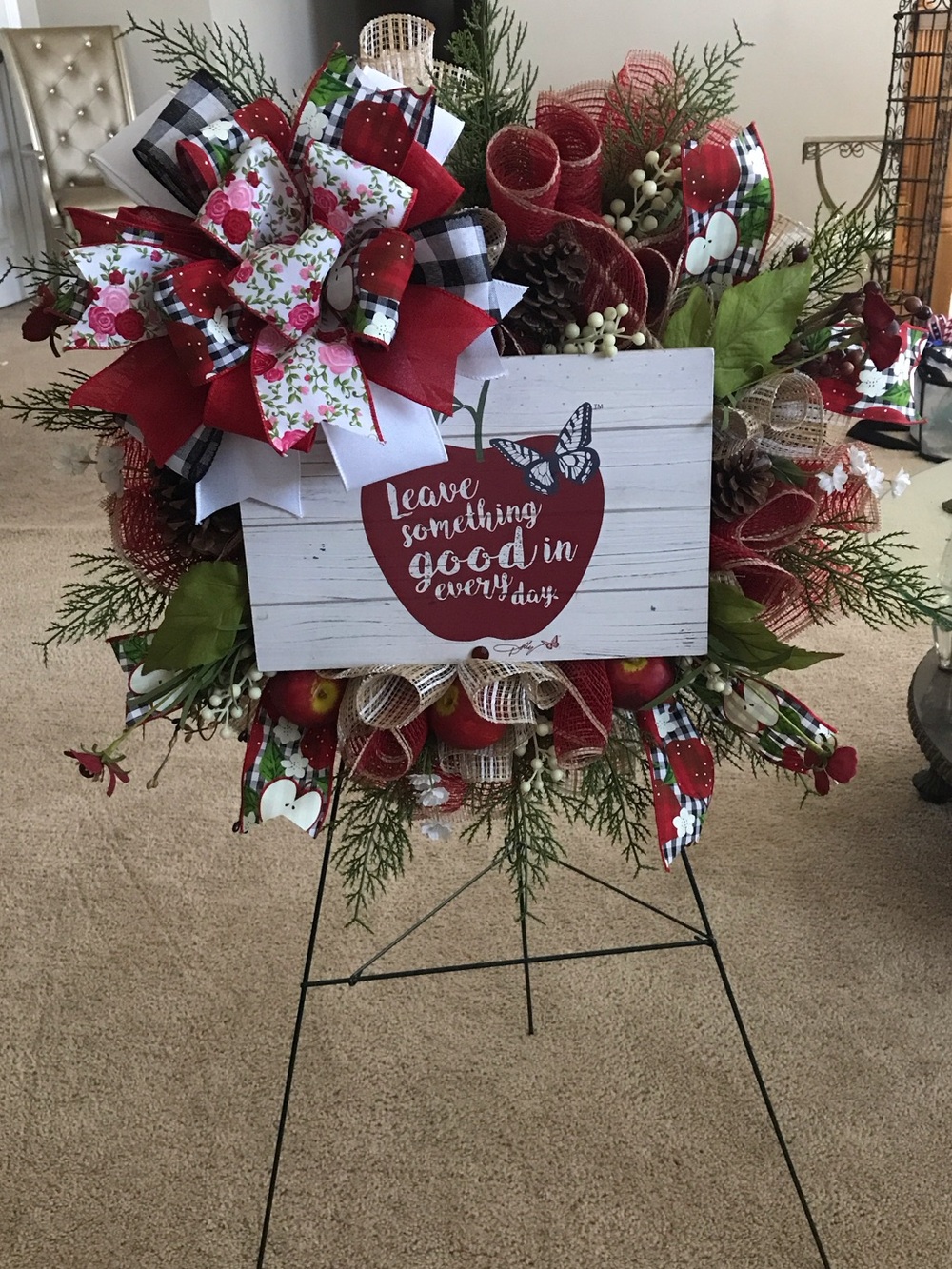 Dollcake Red, White,Green & Apple Everyday Wreath